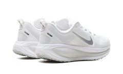 Vomero 18 WMNS"White Photon Dust Summit White Metallic Silver" HM6804 104