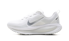 Vomero 18 WMNS"White Photon Dust Summit White Metallic Silver" HM6804 104