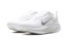 Vomero 18 WMNS"White Photon Dust Summit White Metallic Silver" HM6804 104