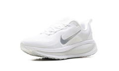 Vomero 18 WMNS"White Photon Dust Summit White Metallic Silver" HM6804 104